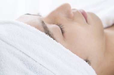 Adam kaplıcada yatıyor. 