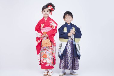 Beyaz arka planda izole edilmiş Japon erkek ve kız portresi