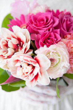 Güzel bahar çiçekleri buketinin yakın plan çekimi 