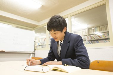 Sınıfta yazan genç bir öğrenci