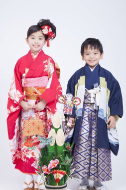 Beyaz arka planda izole edilmiş Japon erkek ve kız portresi