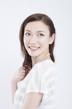 Yüzünde gülümseme olan güzel Asyalı kadın.