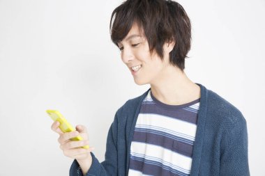 Akıllı telefon kullanan bir adam, stüdyo fotoğrafı. 