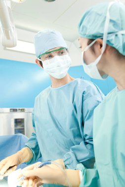 Cerrahlar ameliyathanede çalışıyor.