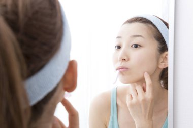 Banyodaki aynaya bakarak kadın