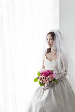 Bir buket çiçekli güzel gelinin portresi