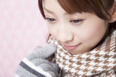 Atkısı ve ceketi olan bir kadın, stüdyo fotoğrafı. 