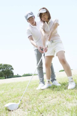 Asya çift golf oynamak