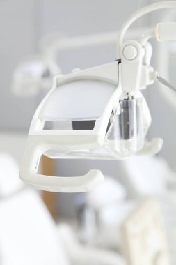 Diş aletleri ile dişçi bürosu ekipmanı 