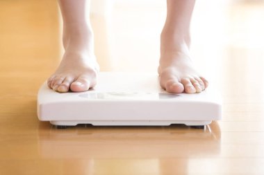 Kadın ayakları terazide, yakın görüş 