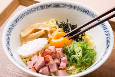 Japon erişteleri beyaz kasede servis edilir.