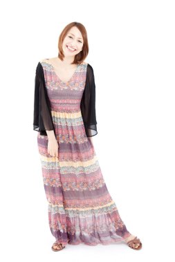 Beyaz arka planda giyinmiş genç bir kadın. 