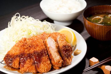 Beyaz tabakta tavuk ve pirinç, Asya usulü yemek.