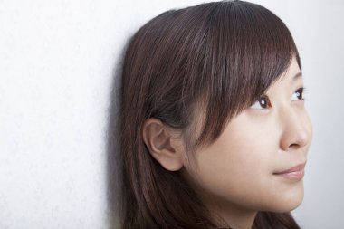 Güzel saçlı Asyalı bir kadının portresi.