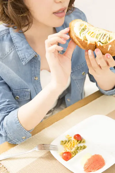 Mooi Japans Vrouw Eten Sandwich Thuis — Stockfoto