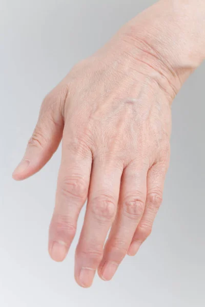 老年妇女的手被白色背景隔离 — 图库照片