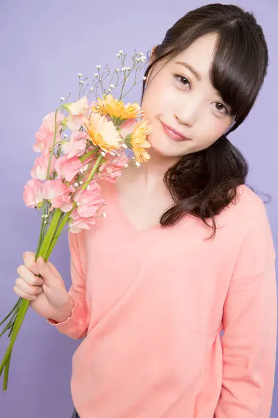 Lächelnde Junge Asiatin Mit Blumenstrauß — Stockfoto