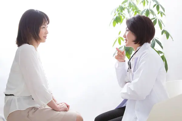 Arzt Gespräch Mit Patient Krankenhaus — Stockfoto