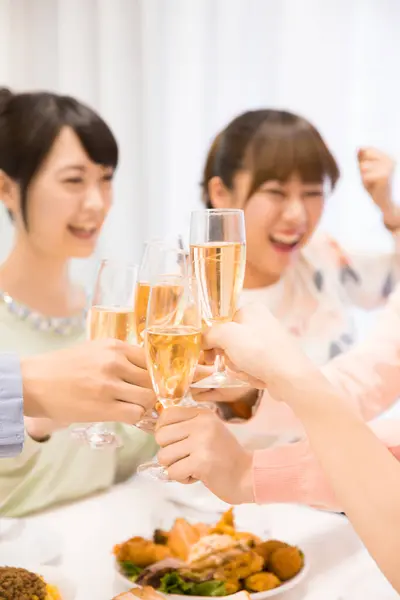 Mladé Ženy Připíjejí Sklenicemi Šampaňského — Stock fotografie
