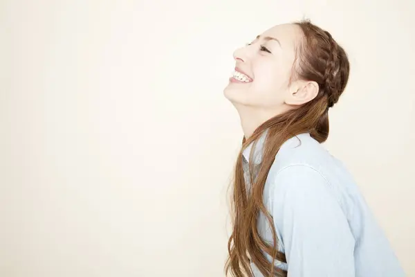 Young Asian Woman Laughing Isolated Background — Stock Photo, Image