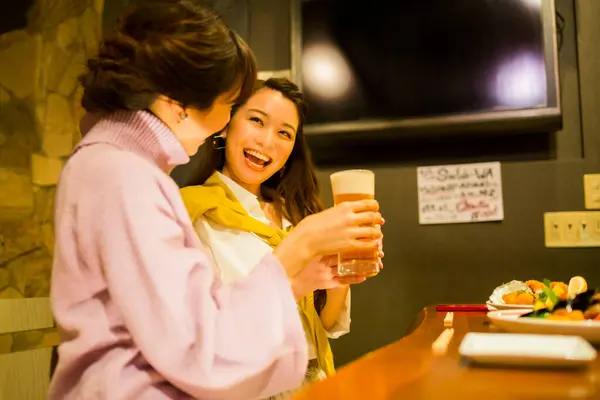 Jóvenes Mujeres Japonesas Bebiendo Cerveza Bar —  Fotos de Stock