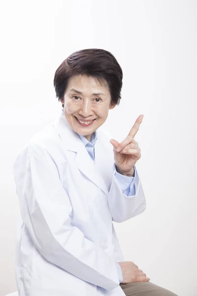 Zelfverzekerde Vrouwelijke Aziatische Arts Medische Vacht — Stockfoto