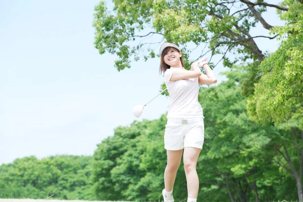 美しいアジア女性ゴルフプレーヤー — ストック写真