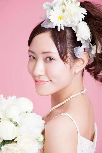 Schöne Asiatische Braut Posiert Vor Rosa Hintergrund — Stockfoto