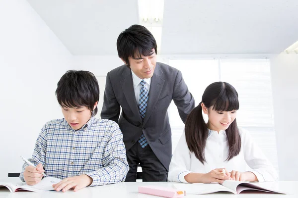 Retrato Menina Japonesa Menino Estudando Com Professor Escola — Fotografia de Stock