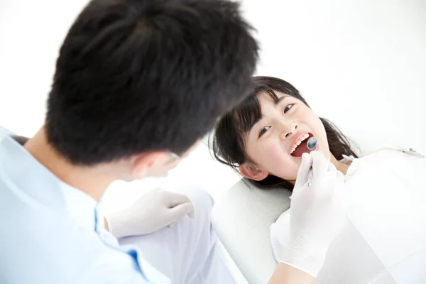 Tandläkare Undersöker Ung Flicka — Stockfoto