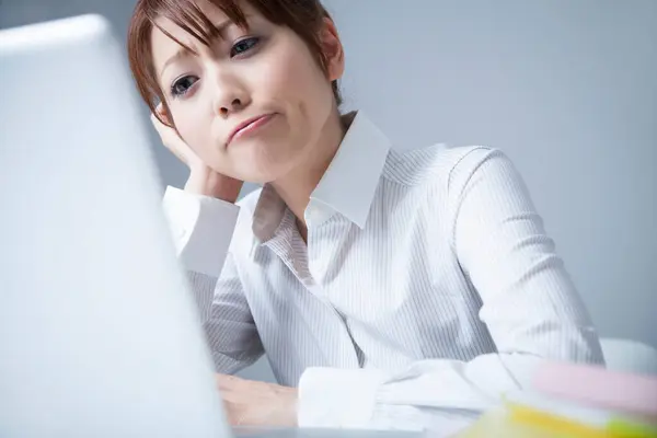 Portrait Young Bored Asian Businesswoman Light Grey Background — Stock Photo, Image