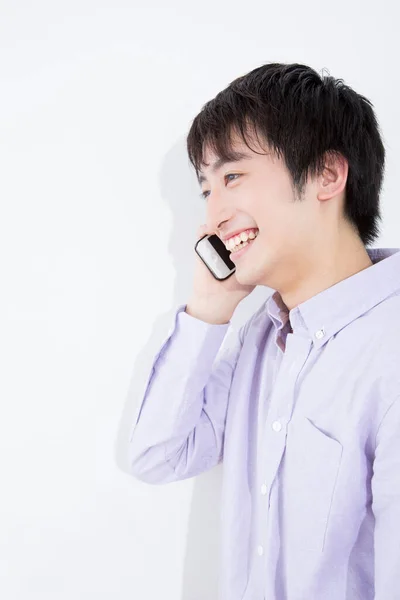 Jeune Asiatique Homme Sourire Utilisant Smartphone — Photo