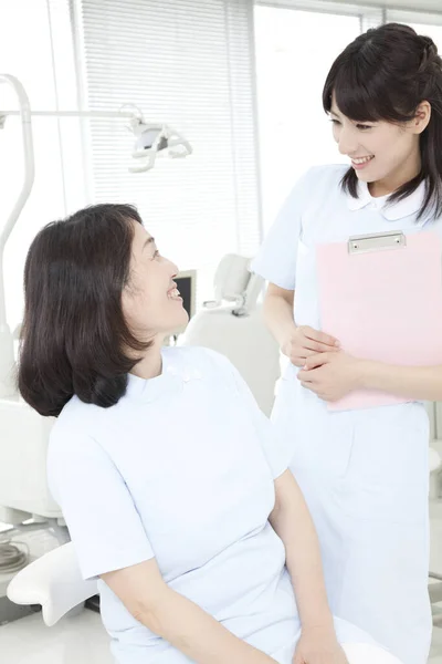 Asiatisk Kvinnlig Tandläkare Med Patient Tandvårdskliniken — Stockfoto