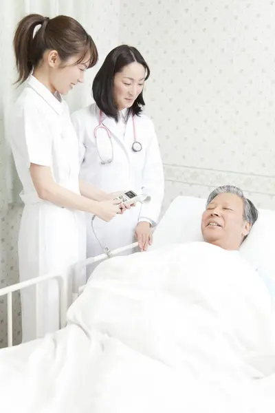 Asiatisk Kvinna Läkare Och Senior Man — Stockfoto