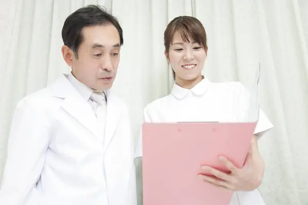 Asiatiska Läkare Och Sjuksköterska — Stockfoto