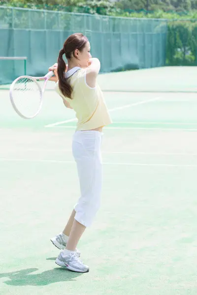 Jovem Mulher Asiática Jogar Tênis Corte — Fotografia de Stock