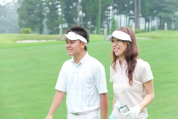 ゴルフ場にいる若い日本人 — ストック写真