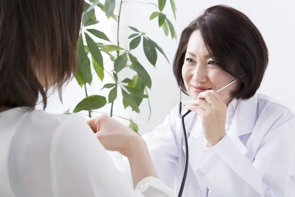 Asiatische Frau Arzt Mit Patient Krankenhaus — Stockfoto