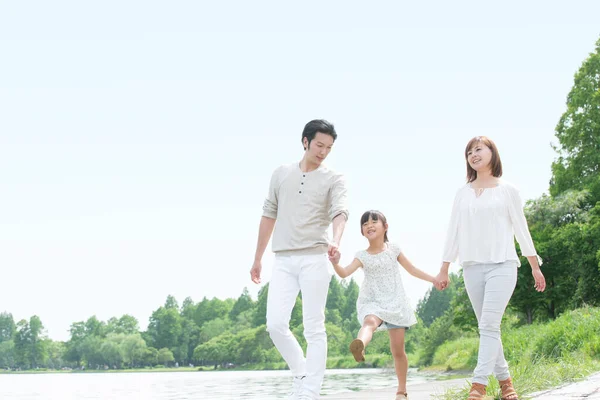 Feliz Asiática Familia Aire Libre Retrato Madre Padre Hija —  Fotos de Stock