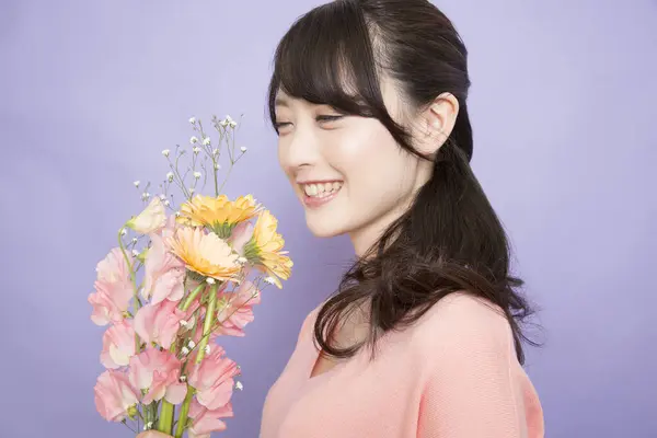 Sorridente Jovem Mulher Asiática Segurando Buquê Flores — Fotografia de Stock