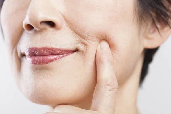 Asiatische Frau Gesicht Nahaufnahme Isoliert Auf Weißem Hintergrund Hautpflegekonzept — Stockfoto
