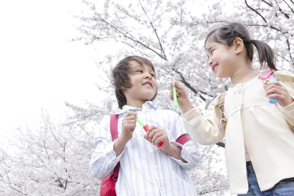 Bahar Parkında Sabun Köpüğü Taşıyan Mutlu Japon Okul Çocukları — Stok fotoğraf