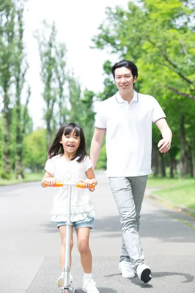 Asiatische Vater Und Tochter Fuß Den Park — Stockfoto