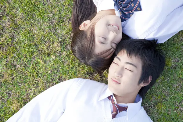 Junge Japanische Schüler Verliebt — Stockfoto
