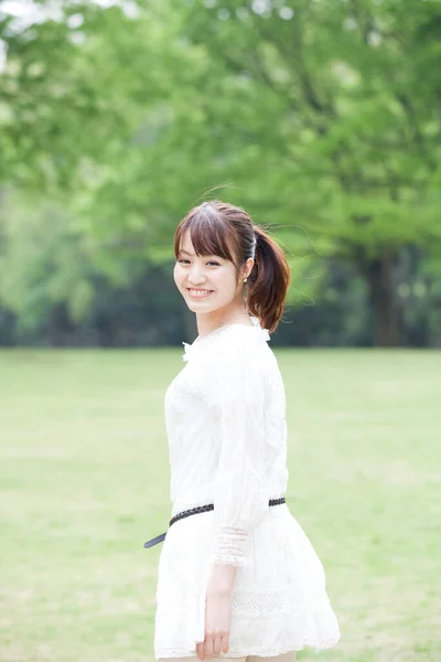 Japansk Kvinna Som Kopplar Parken — Stockfoto