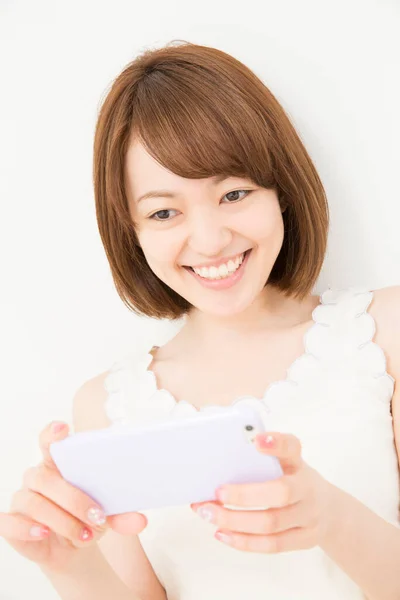 Усміхнена Красива Японська Жінка Використовує Смартфон — стокове фото