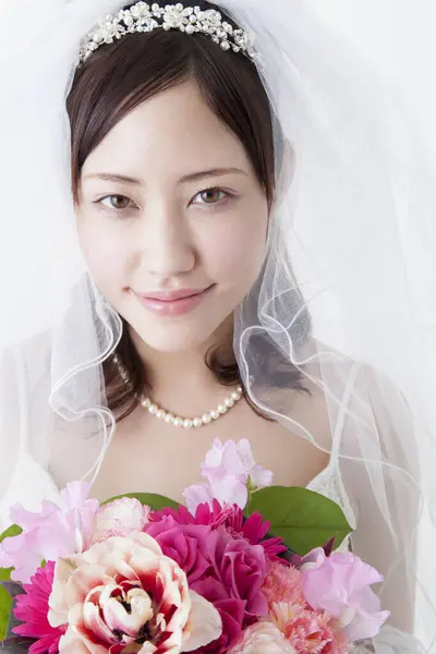 Krásná Nevěsta Hospodářství Květiny — Stock fotografie