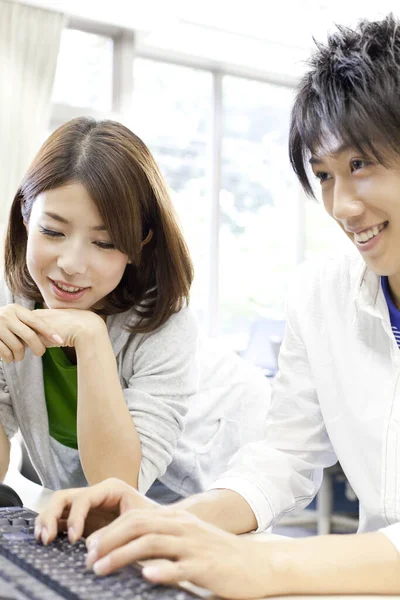 Fröhliche Junge Japanische Studenten Der Universität — Stockfoto