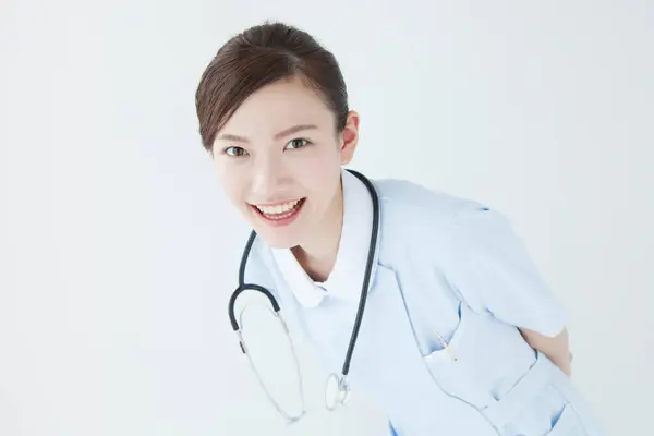 Genç Asyalı Doktor Kadın Gülümsüyor — Stok fotoğraf