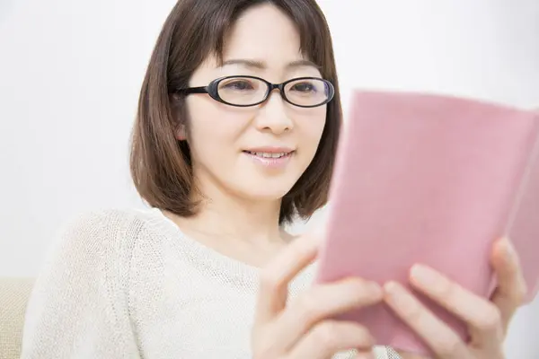 白い本を読むアジアの大人の女性の肖像画 — ストック写真